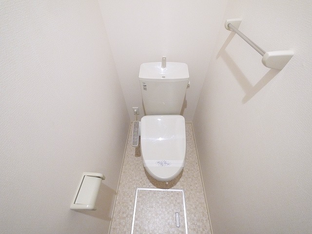 トイレ　落ち着いた色調のトイレです