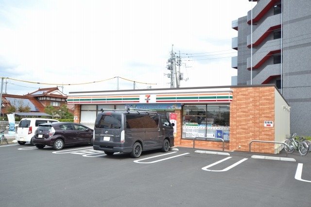 コンビニ　セブンイレブン東広島西条下見中央店（コンビニ）まで120m