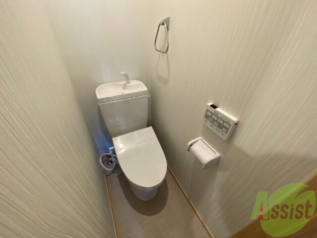 トイレ　人気のウォシュレットつきのトイレです。快適ですよ。