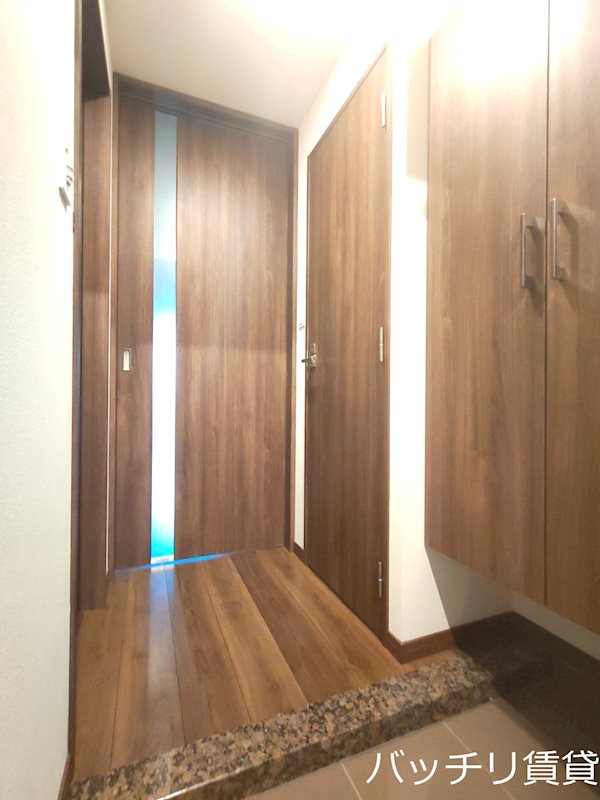 玄関　別号室写真の為、現況を優先致します。