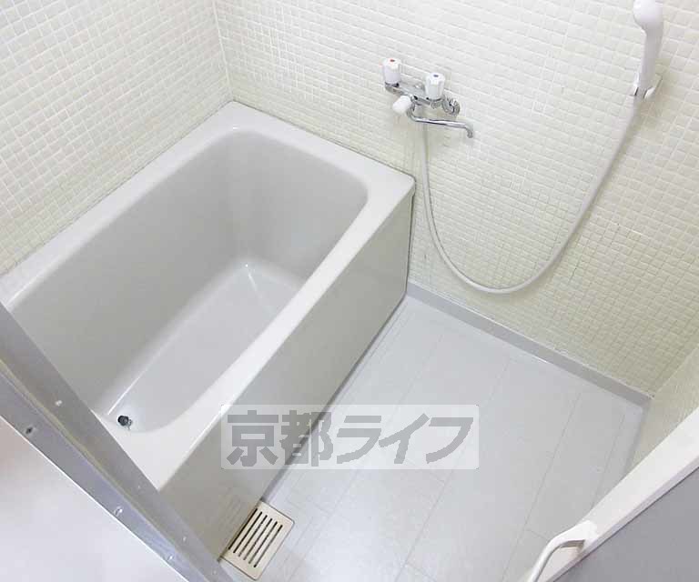 バス・シャワールーム　浴槽も綺麗に入替え済です。