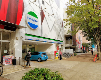 コンビニ　ファミリーマート キング観光若宮大通店（コンビニ）まで572m