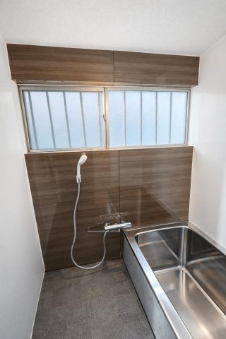 バス・シャワールーム　木目調で落ち着くバス空間◎