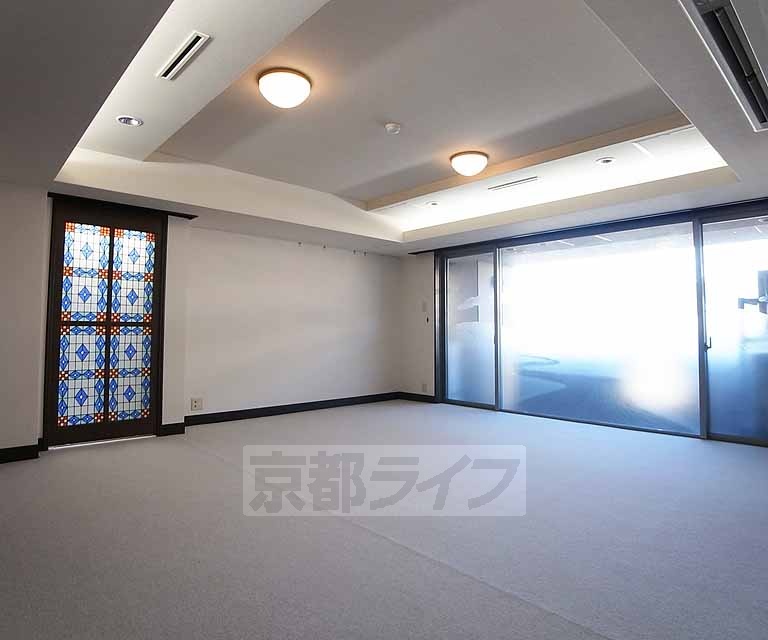 居室・リビング　広く明るいリビング。