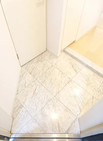 玄関　※別部屋の参考写真です。