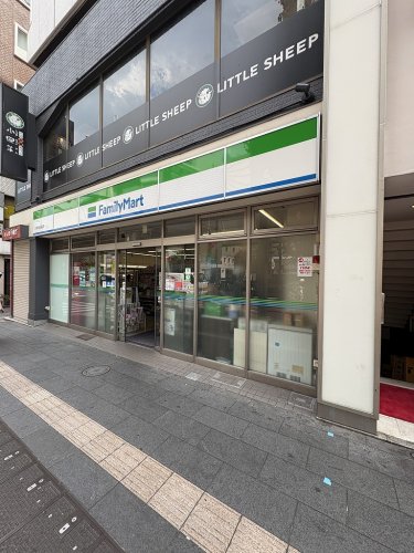 コンビニ　ファミリーマート六本木駅前店（コンビニ）まで469m