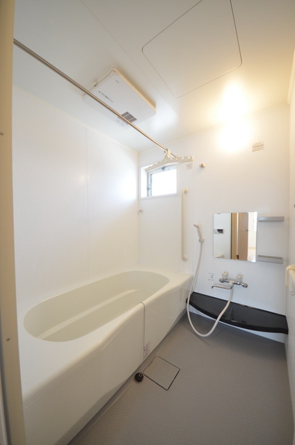 バス・シャワールーム　★窓付きの明るいバスルーム★