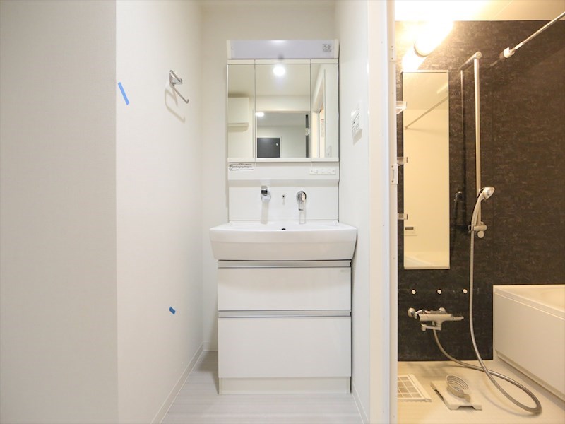 洗面設備　脱衣所　独立洗面台（シャンプードレッサー付）収納スペース有