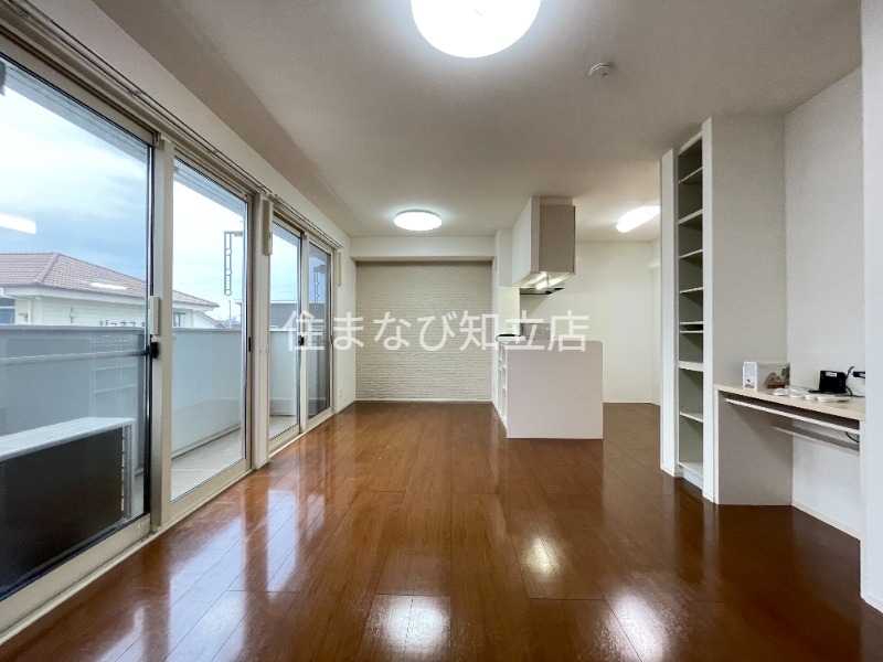 居室・リビング　別部屋写真（反転タイプ）