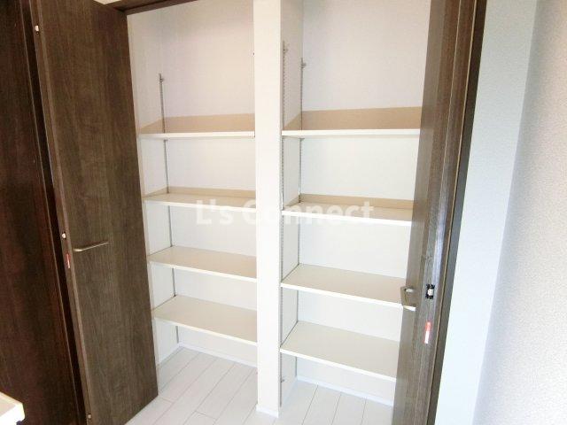 その他設備　廊下にも収納付き。