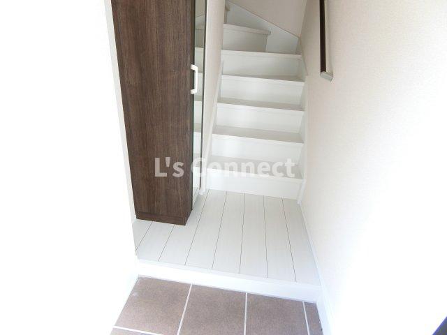 玄関　背の高い下駄箱には鏡付きで身だしなみチェック。