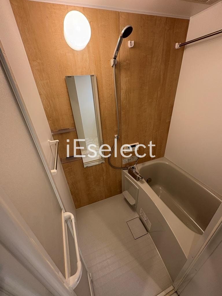 バス・シャワールーム　追い炊き、浴室乾燥機付きのバスルーム