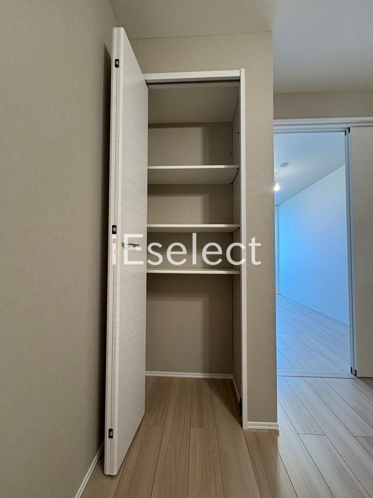 収納　リビングにも収納スペースがございます。