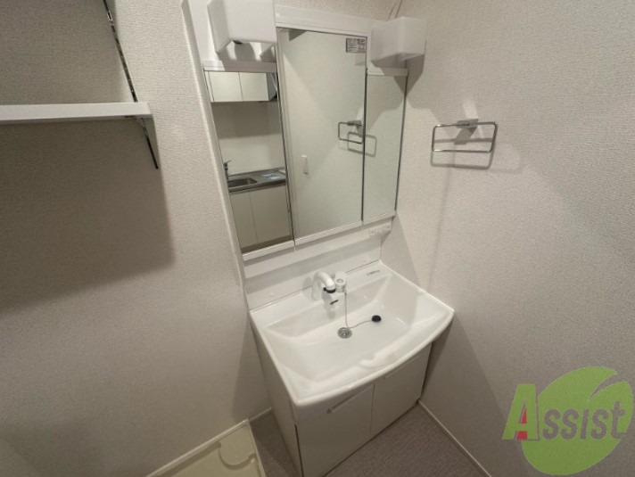 洗面設備　収納スペースがある独立洗面化粧台があるのは便利ですね。