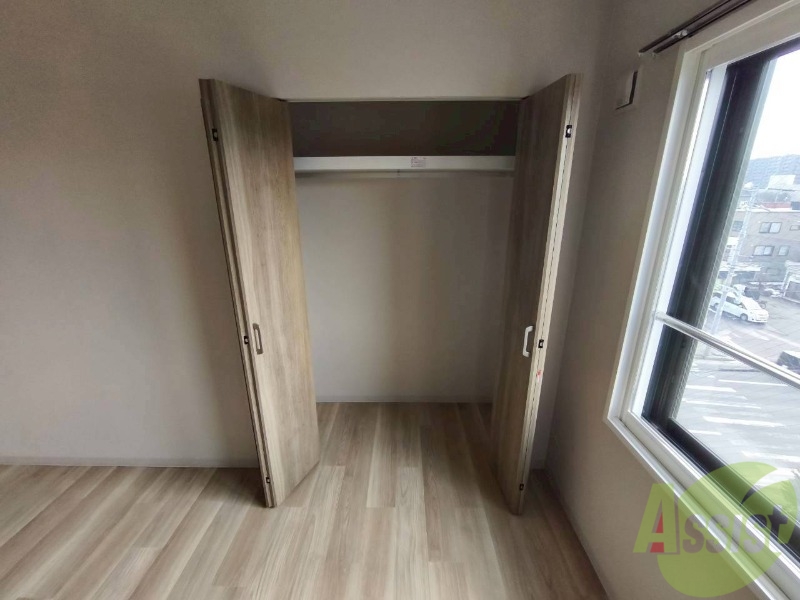 収納　こちらの収納にはハンガーをかけて服もしまえますね。