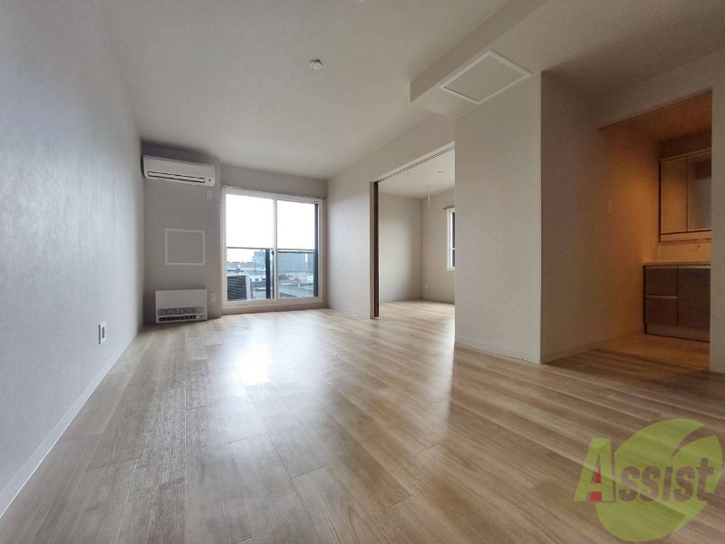 居室・リビング　フローリングや壁の色がお洒落な印象のリビングです。