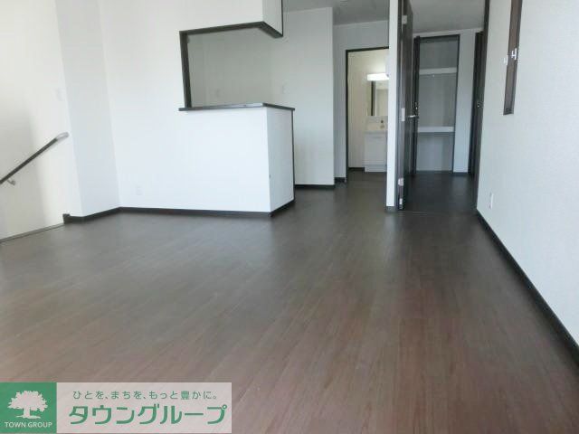 居室・リビング　バルコニー側からの洋室