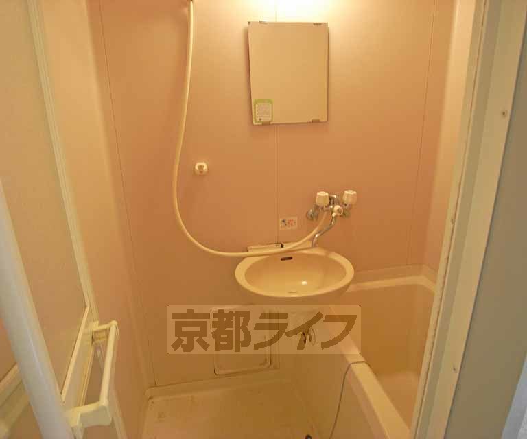 洗面設備　綺麗な洗面台です。