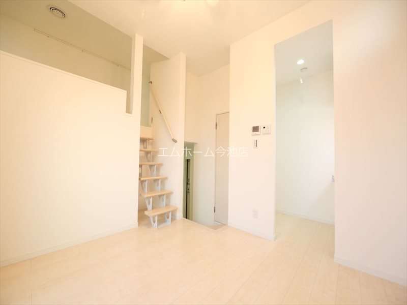 その他　洋室6.3帖　エアコン付　バルコニーに面しています