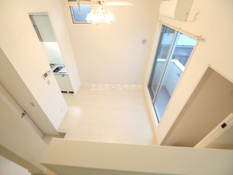 バルコニー　洋室6.3帖　エアコン付　バルコニーに面しています