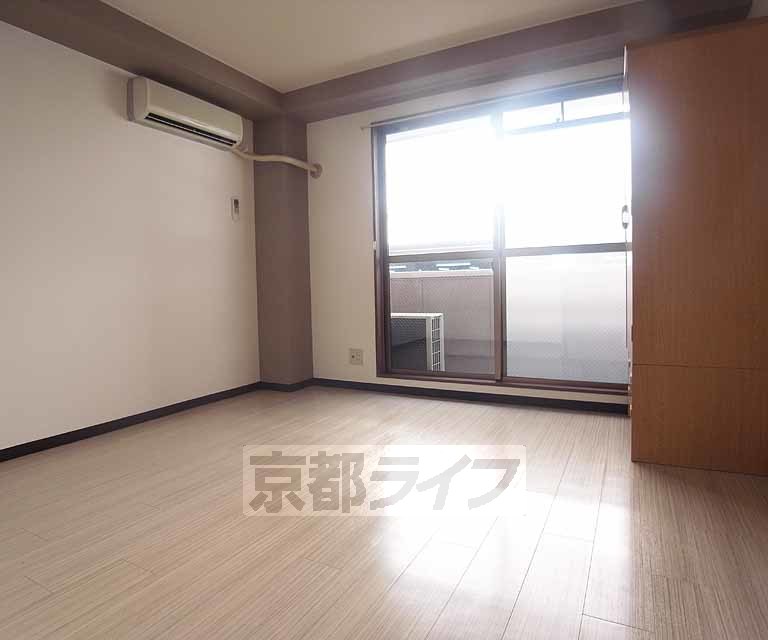 居室・リビング　明るいお部屋でございます。