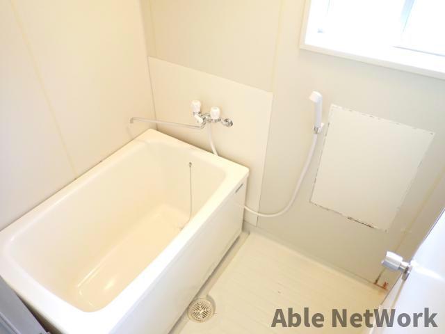 バス・シャワールーム　窓付きで湿気がこもらないバスルーム