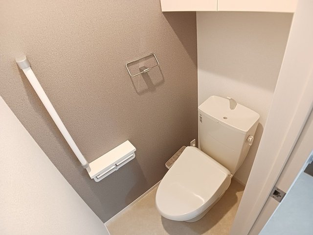 トイレ　落ち着いた色調のトイレです
