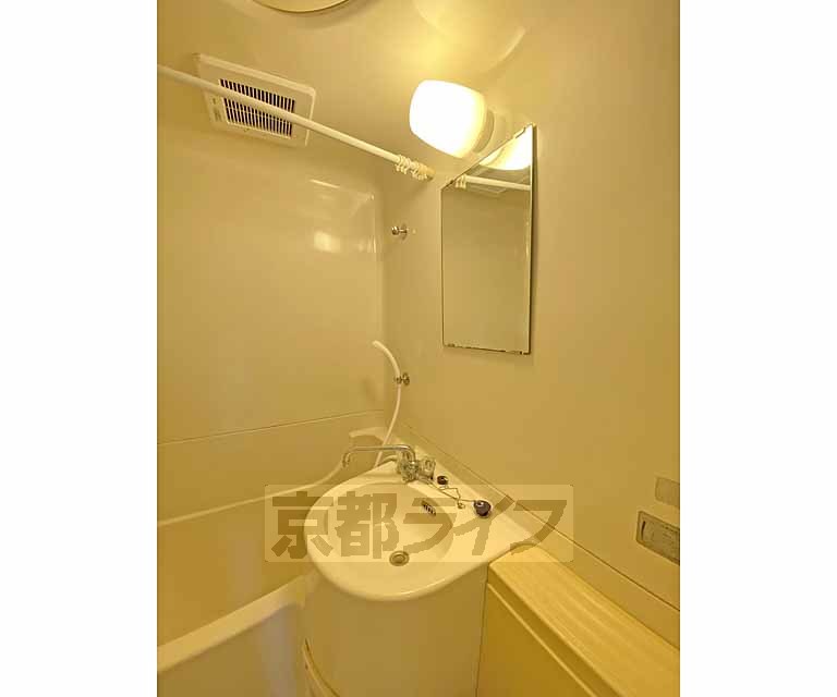 洗面設備　３点ユニットバスの洗面です。