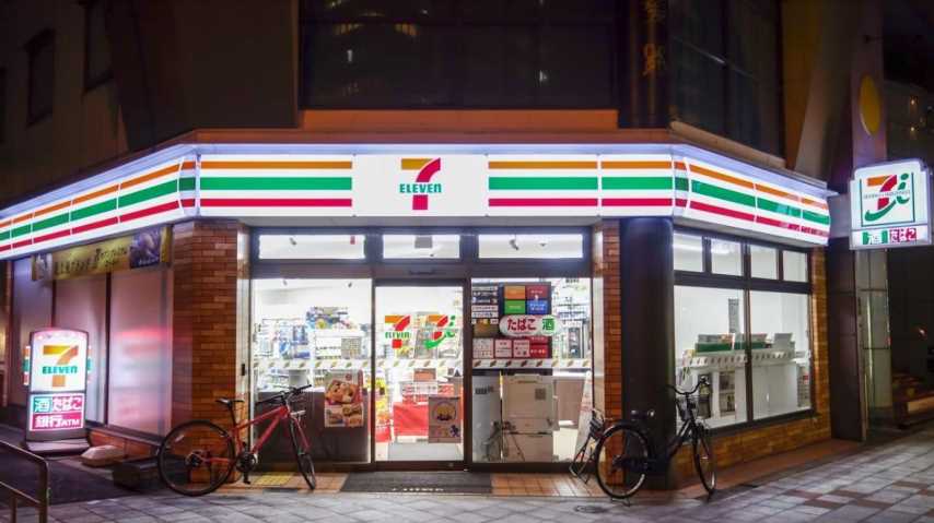 コンビニ　セブンイレブン（コンビニ）まで583m