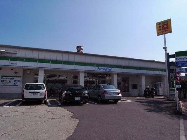 コンビニ　ファミリーマート辻堂神台店（コンビニ）まで945m