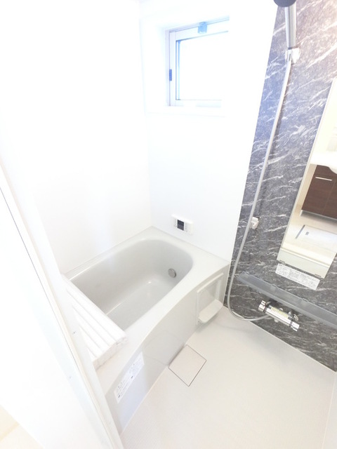 バス・シャワールーム　おしゃれな浴室です。