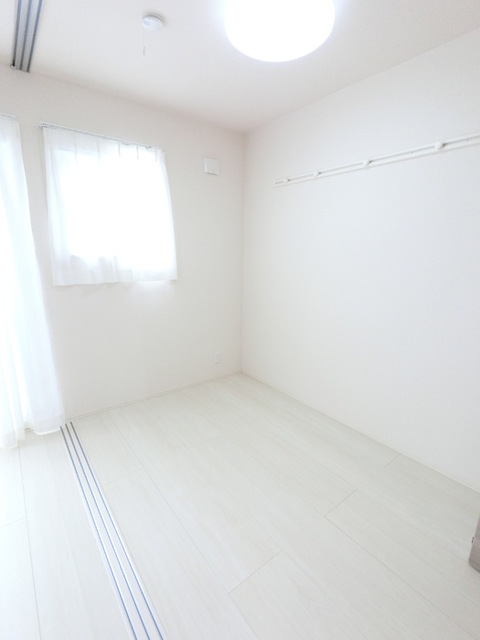 その他部屋・スペース　明るいフローリングフロアです。
