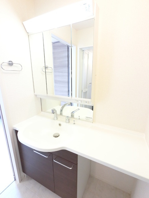 洗面設備　三面鏡付カウンター洗面化粧台です。