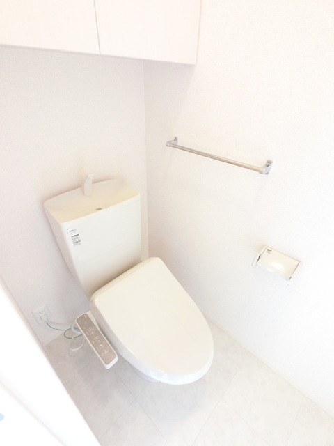 トイレ　冬でも温かく快適です。もちろん洗浄機能もついています。