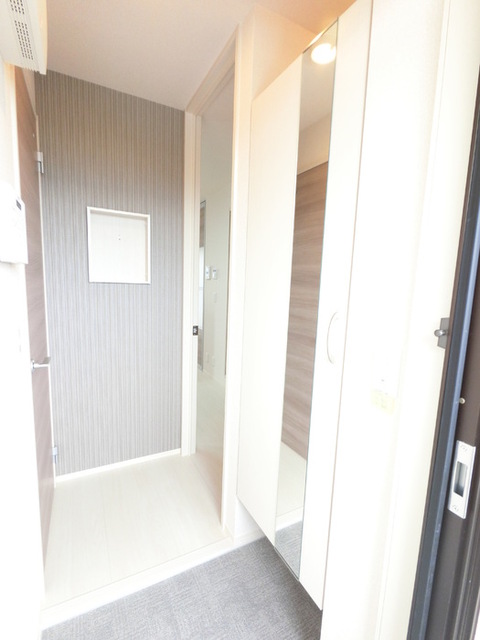 玄関　広めのＢｏｘは収納力ばっちり。トールタイプのミラーついてます