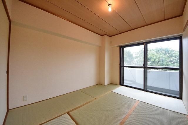 居室・リビング　★6帖の和室・いぐさの香りが心地よいお部屋です★