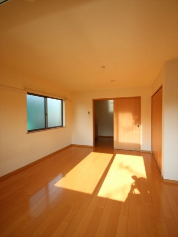 居室・リビング　2面採光で明るいお部屋　エアコン設備