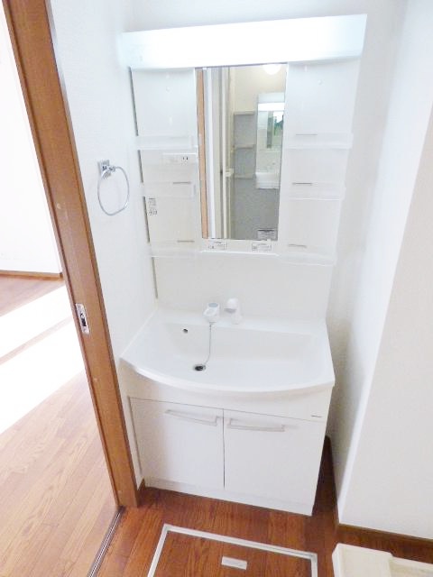 洗面設備　明るい洗面所です