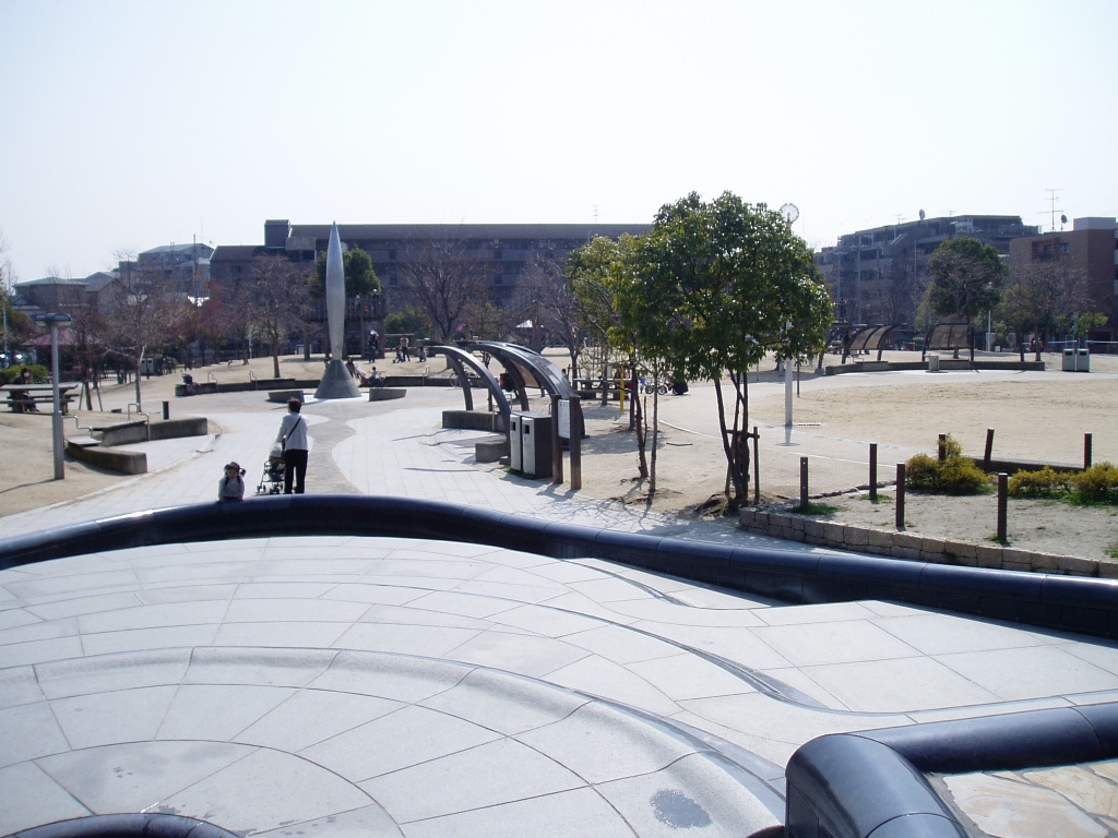 コンビニ　ファミリーマート 吹田上山手町店（コンビニ）まで807m