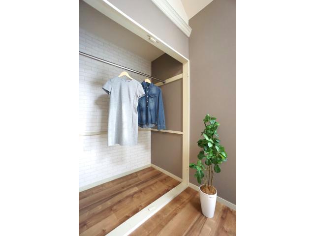 収納　オシャレなオープンクローゼット
