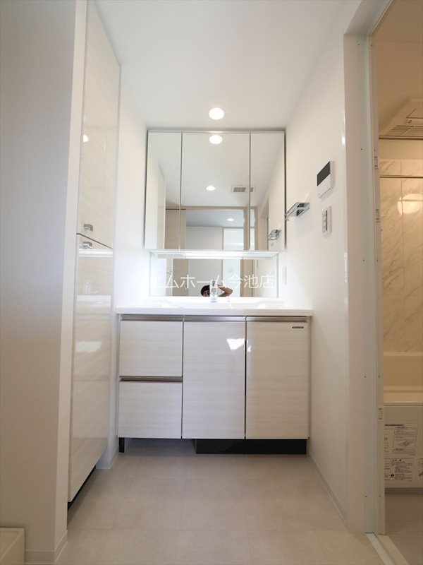 洗面設備　脱衣所　独立洗面台（シャンプードレッサー付）