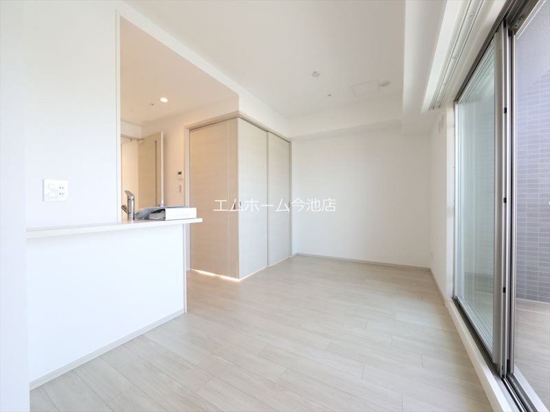 居室・リビング　LDK11.1帖　カウンターキッチン　バルコニーに面していま