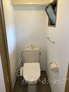 トイレ　シャワートイレ・窓あり