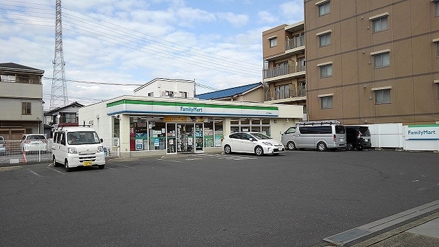 コンビニ　ファミリーマート　川口戸塚店（コンビニ）まで900m