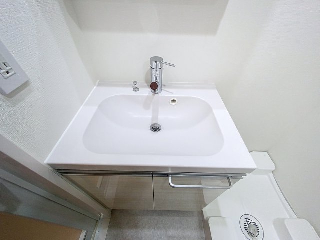 洗面設備　独立洗面化粧台が付いています