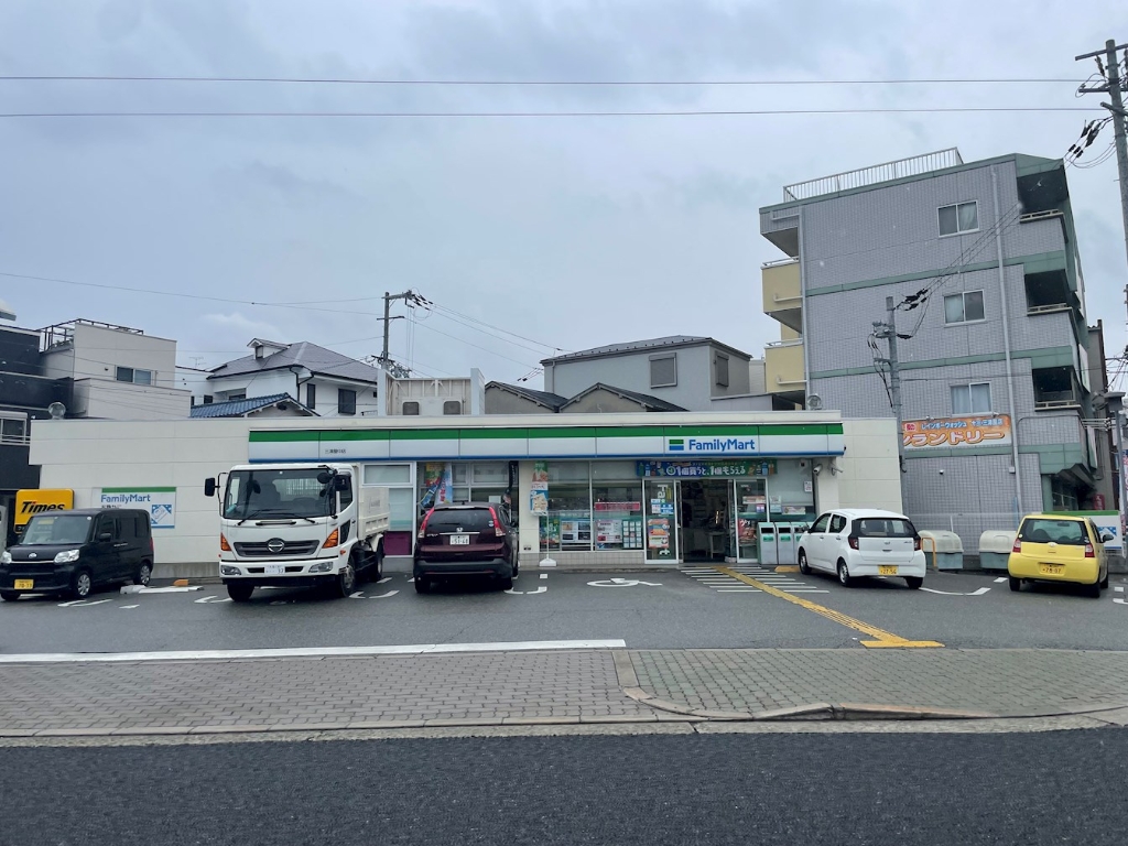 コンビニ　ファミリーマート 豊中小曽根店（コンビニ）まで730m
