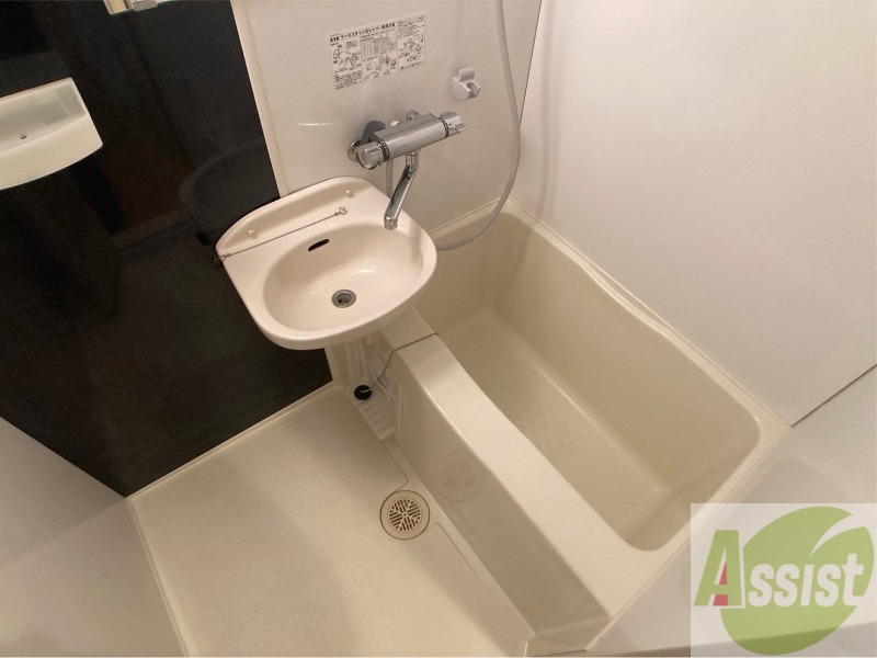 バス・シャワールーム　バスルームはこちらです。広々としてゆったり休めます。