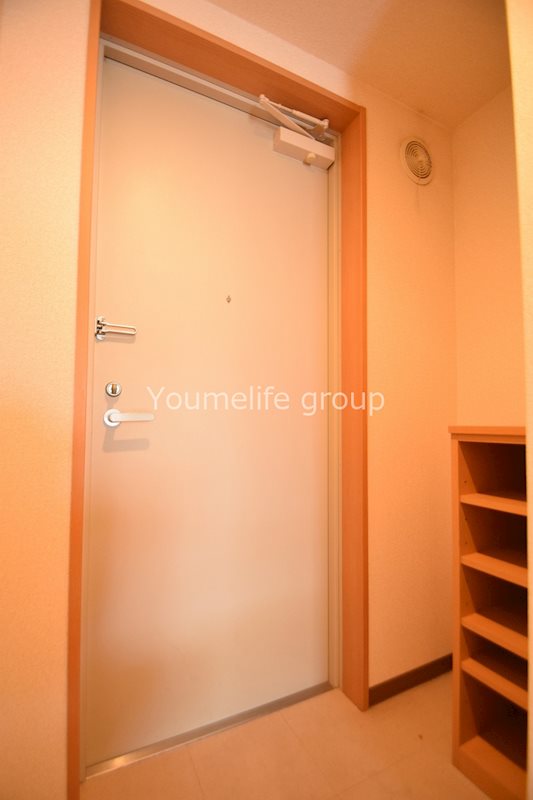 玄関　反転中部屋タイプ写真