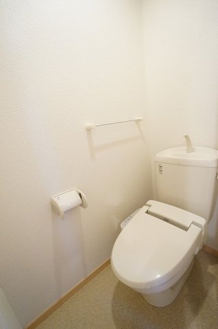 トイレ　落ち着いた色調のトイレです