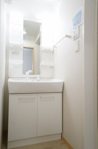 洗面設備　ゆったりとスペースのある洗面所